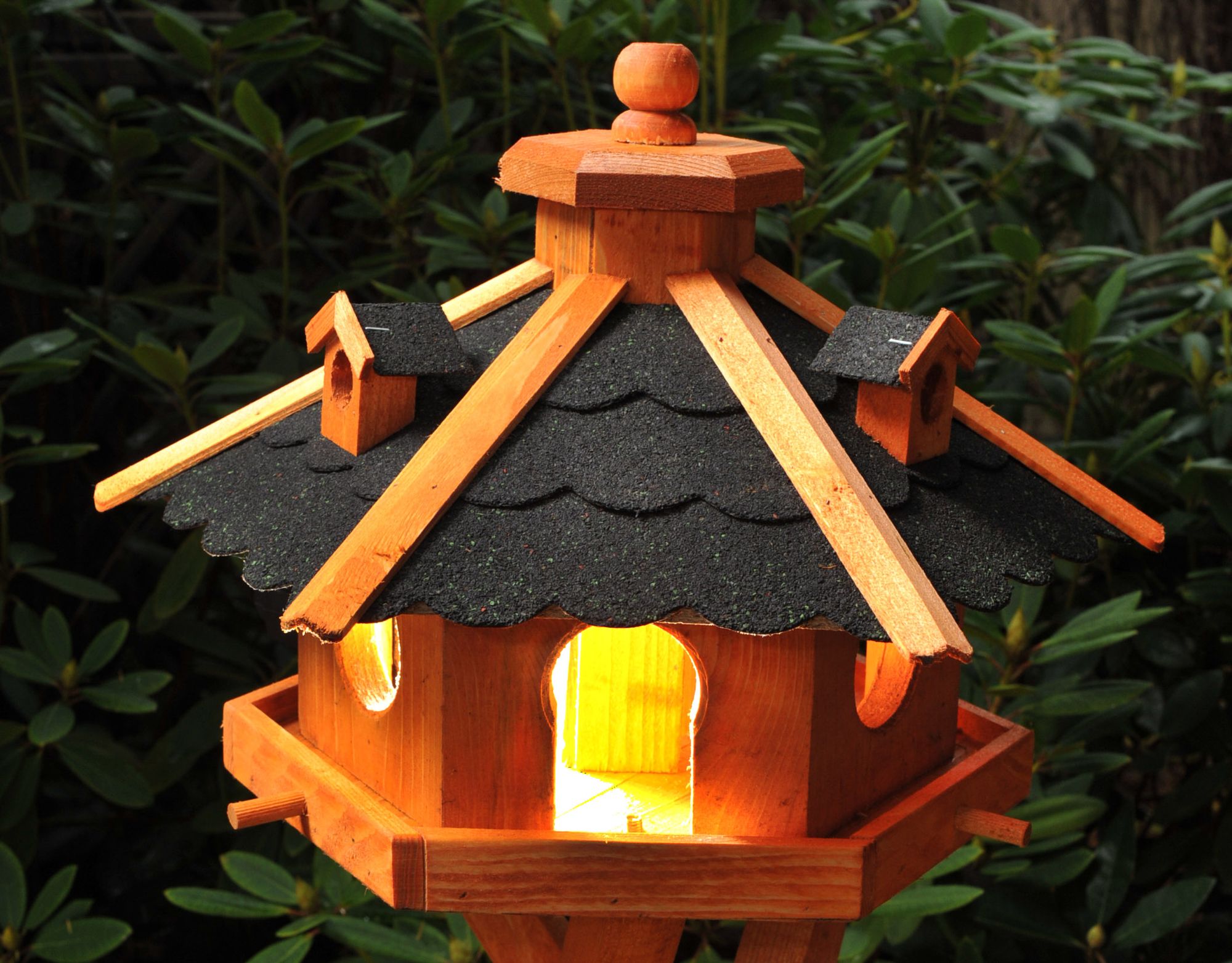 Vogelhaus, Vogelhäuschen mit Bitumschindeln, behandelt, mit Solar V12 - Ansicht 2