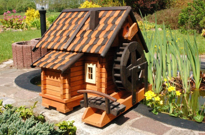 Wassermühle aus Holz im blockhausstil mit Holzschindeldach
