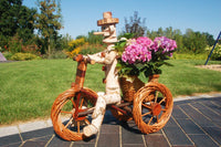 Pflanzkasten, Blumenkasten, Blumenkübel Traktor oder Dreirad mit Männchen aus Korbgeflecht, für den Garten - Ansicht 2