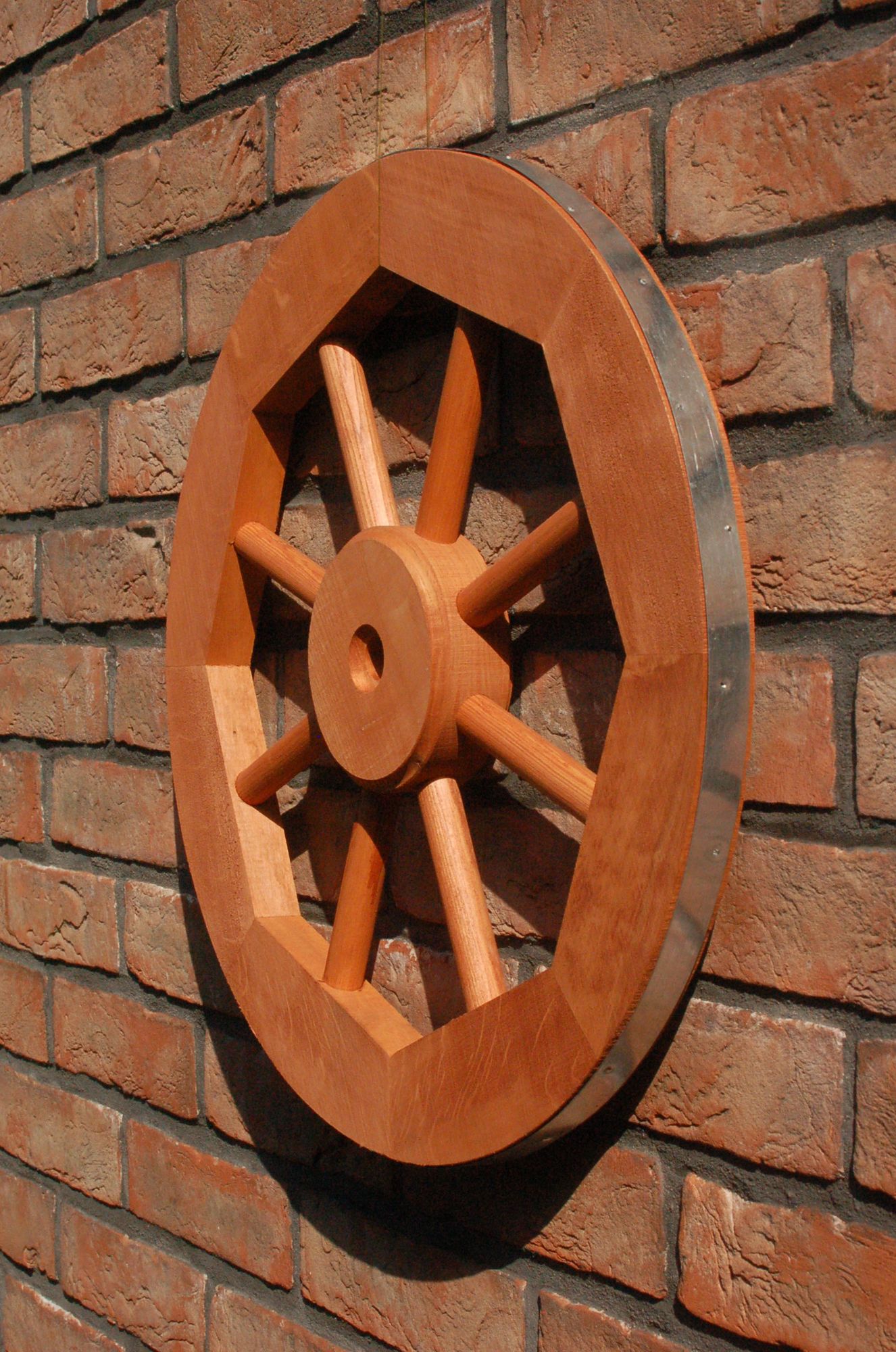 Dekoratives Wagenrad 48 cm rustikal aus Holz mit Metallbeschlag hellbraun - Ansicht 2