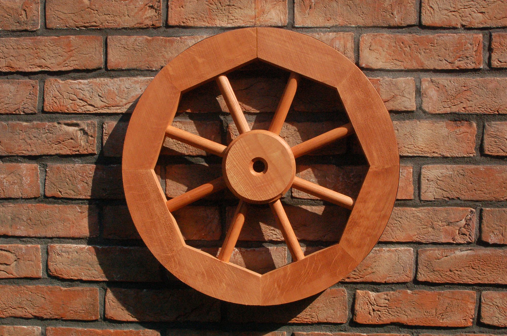 Dekoratives Wagenrad 48 cm rustikal aus Holz mit Metallbeschlag hellbraun