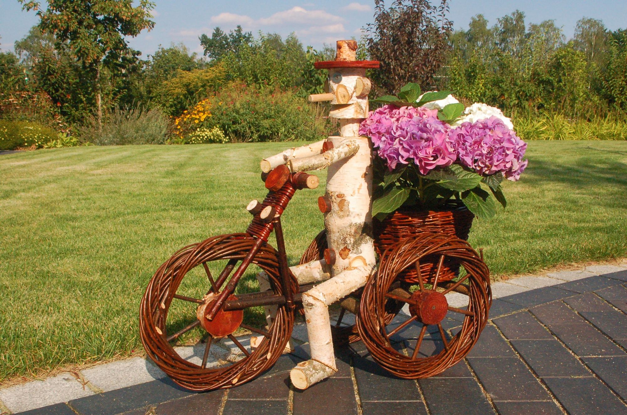 Pflanzkasten, Blumenkasten, Blumenkübel Traktor oder Dreirad mit Männchen aus Korbgeflecht, für den Garten - Ansicht 5