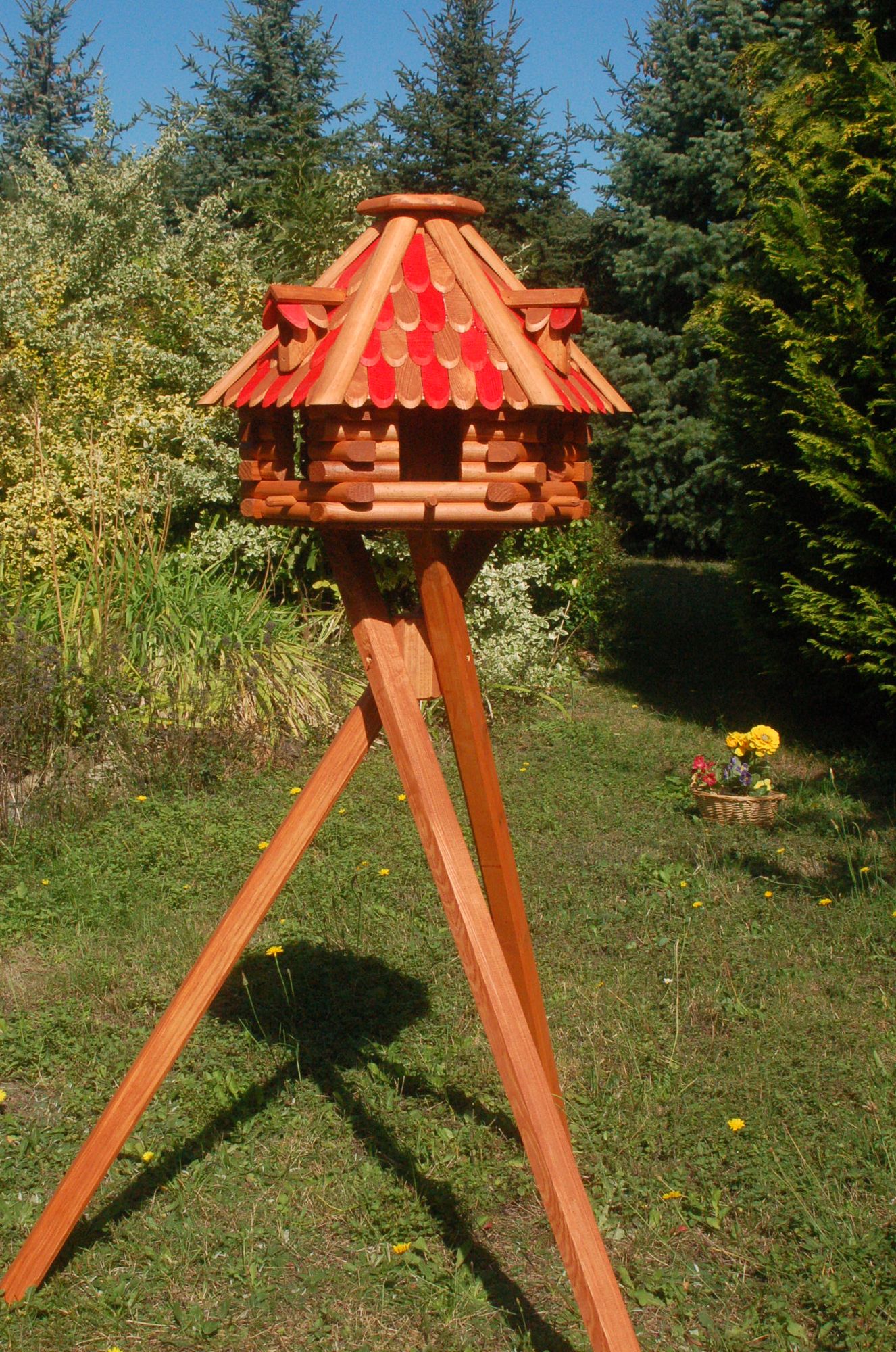 Futterhaus / Vogelhaus mit braun - roten Holzschindeln und Gauben mit Vogelhausständer, V13r m. St.
