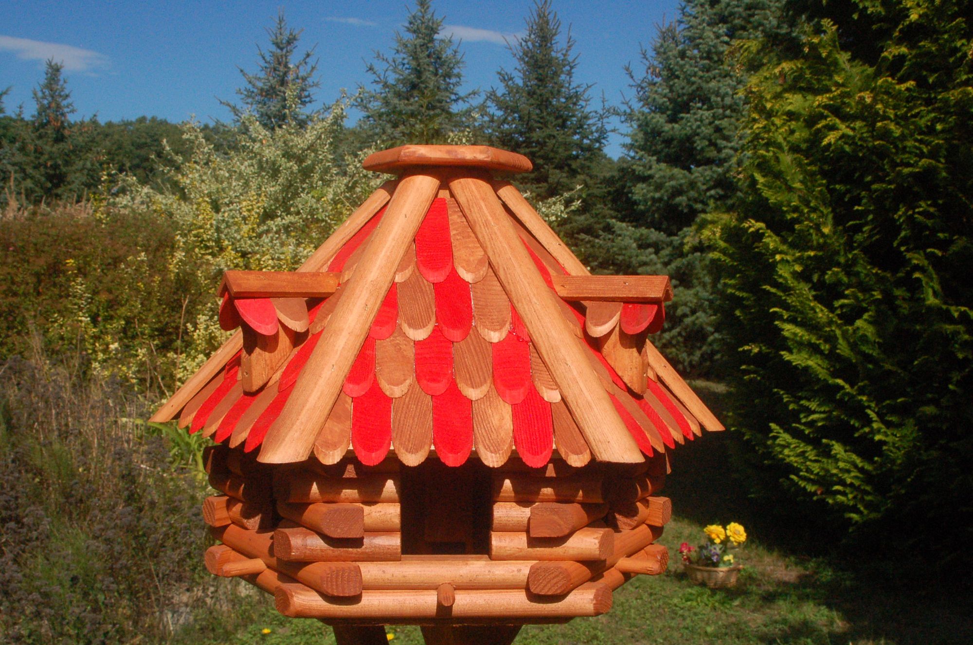Futterhaus / Vogelhaus mit braun - roten Holzschindeln und Gauben mit Vogelhausständer, V13r m. St. - Ansicht 2