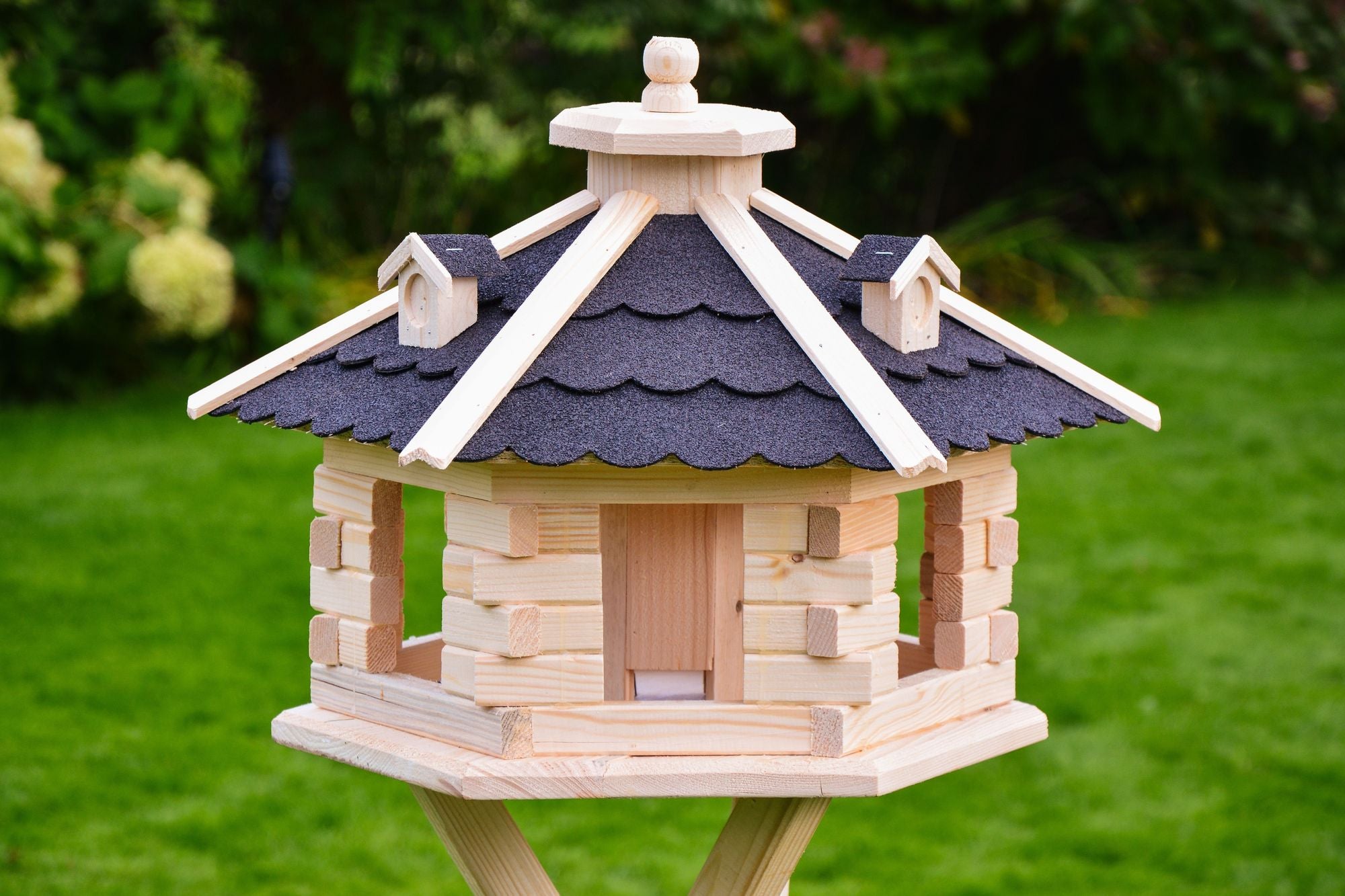 Vogelpavillon Naturholz mit farbiges Bitumdach