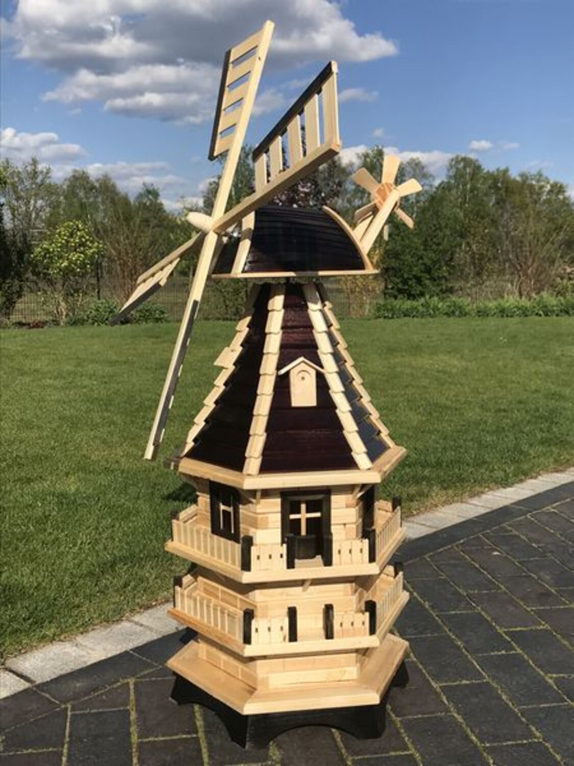 Norddeutsche Holzwindmühle mit Lamellendach | dreistöckig, 140 cm hoch - auch mit Solarbeleuchtung | Windmühle, Windmühlen, Gartenwindmühle.
