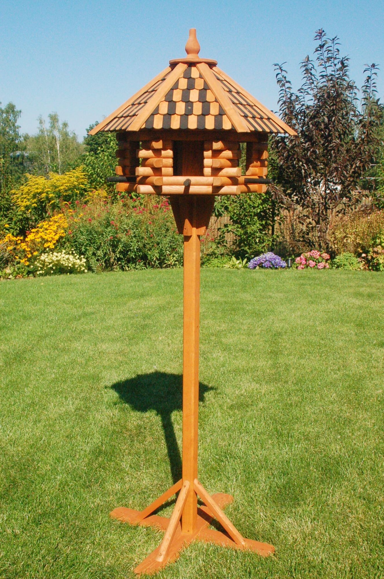 Vogelhaus XXL, Futterhaus 65 x 50 cm imprägniert, Holzschindeldach in braun-schwarz, mit oder ohne Vogelhausständer, V15XXL - Ansicht 3