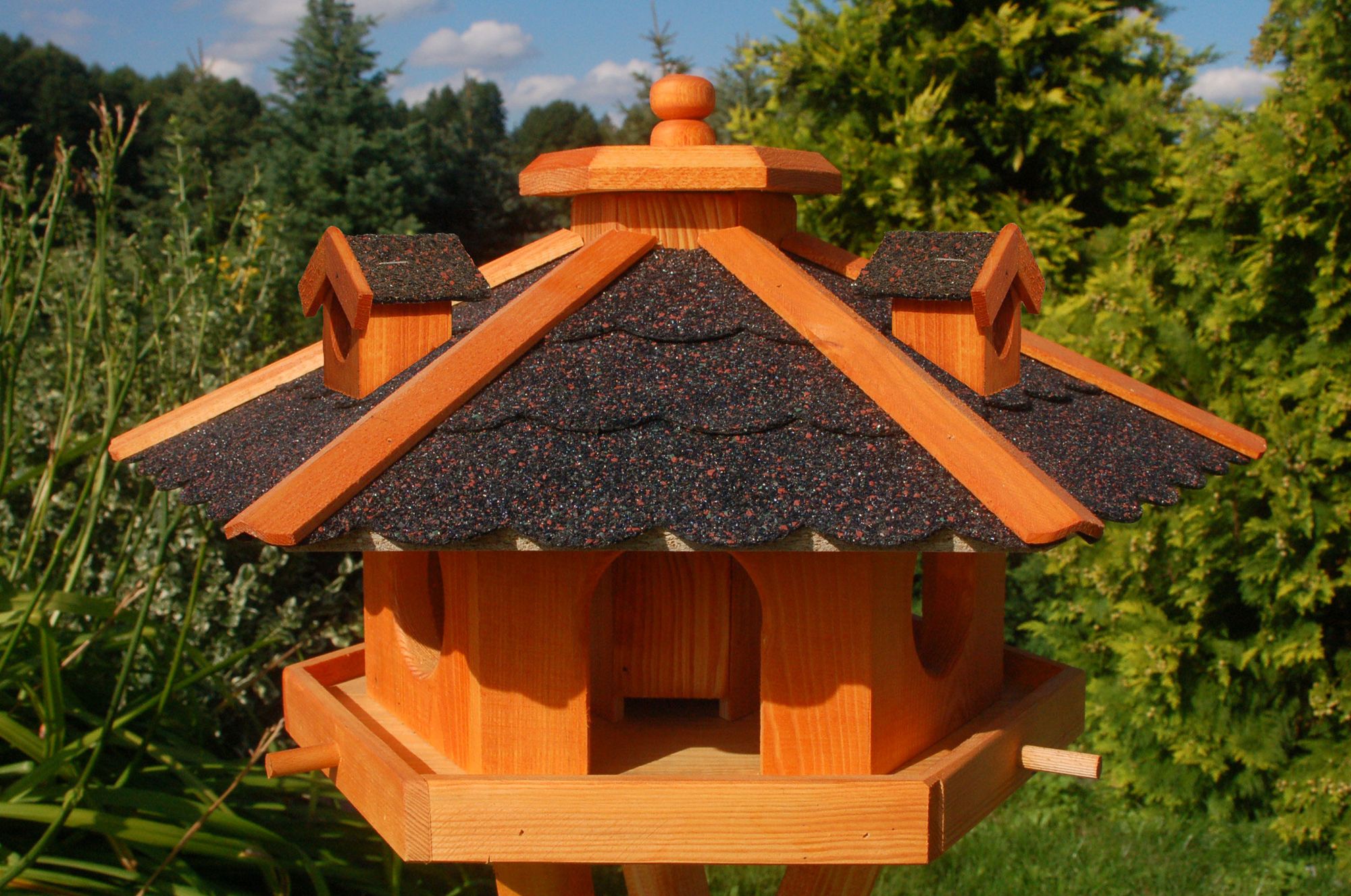 Vogelhaus, Vogelhäuschen mit Bitumschindeln, behandelt
