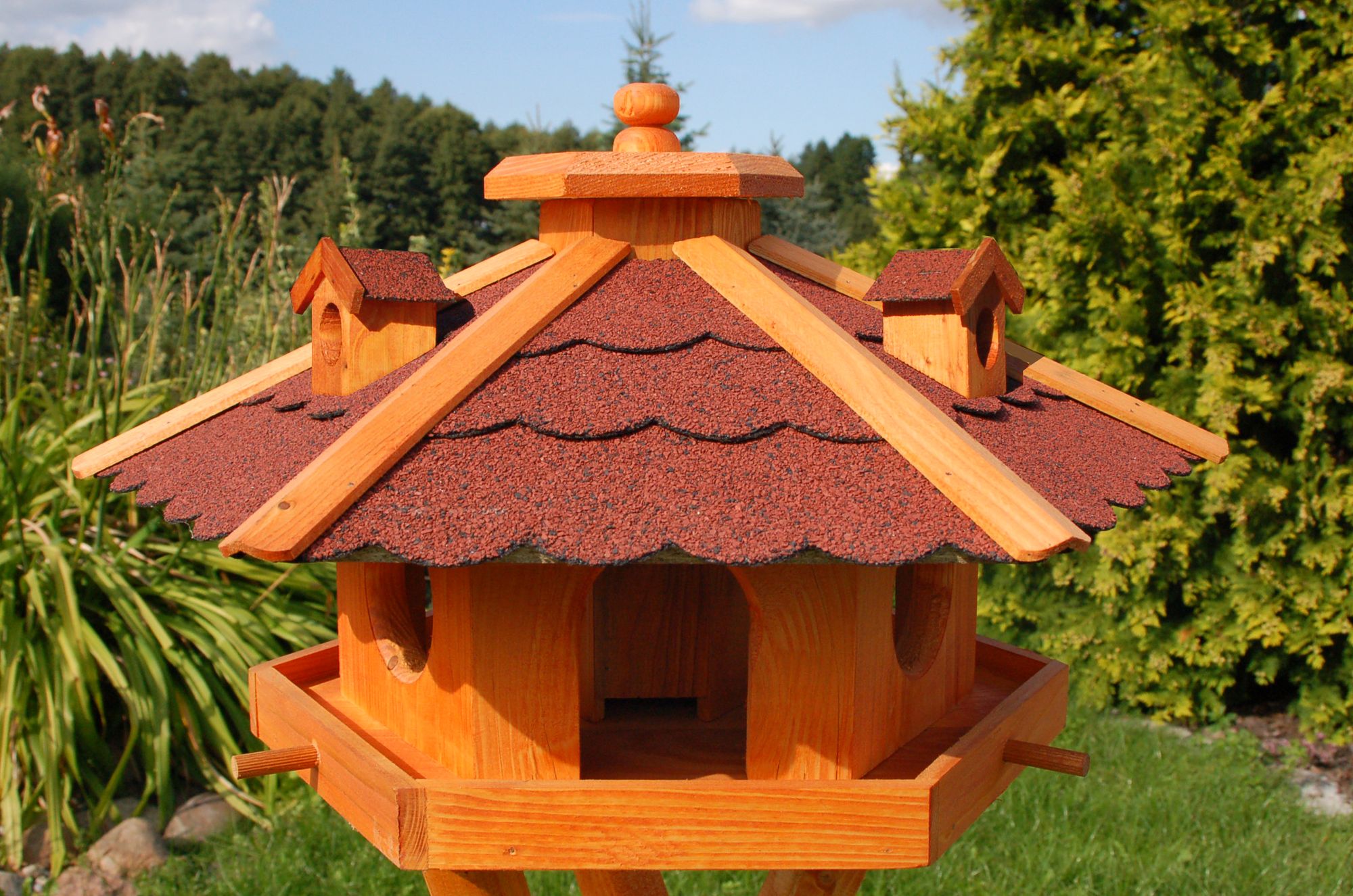 Vogelhaus, Vogelhäuschen mit Bitumschindeln