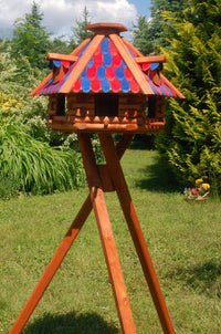 Futterhaus / Vogelhaus mit Holzschindeln und Gauben verschiedene Dachfarben mit Solarbeleuchtung und Vogelhausständer, V13 - Ansicht 4