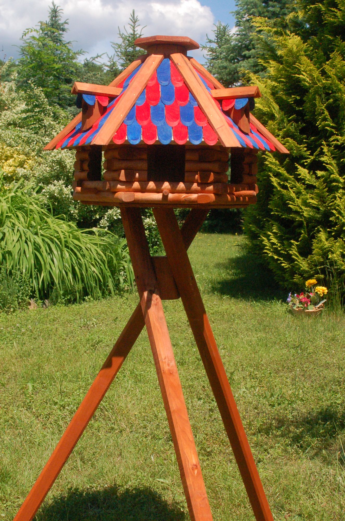 Futterhaus / Vogelhaus mit Holzschindeln und Gauben verschiedene Dachfarben mit Solarbeleuchtung und Vogelhausständer, V13 - Ansicht 4