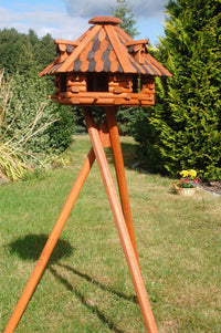 Futterhaus / Vogelhaus mit Holzschindeln und Gauben verschiedene Dachfarben mit Solarbeleuchtung und Vogelhausständer, V13