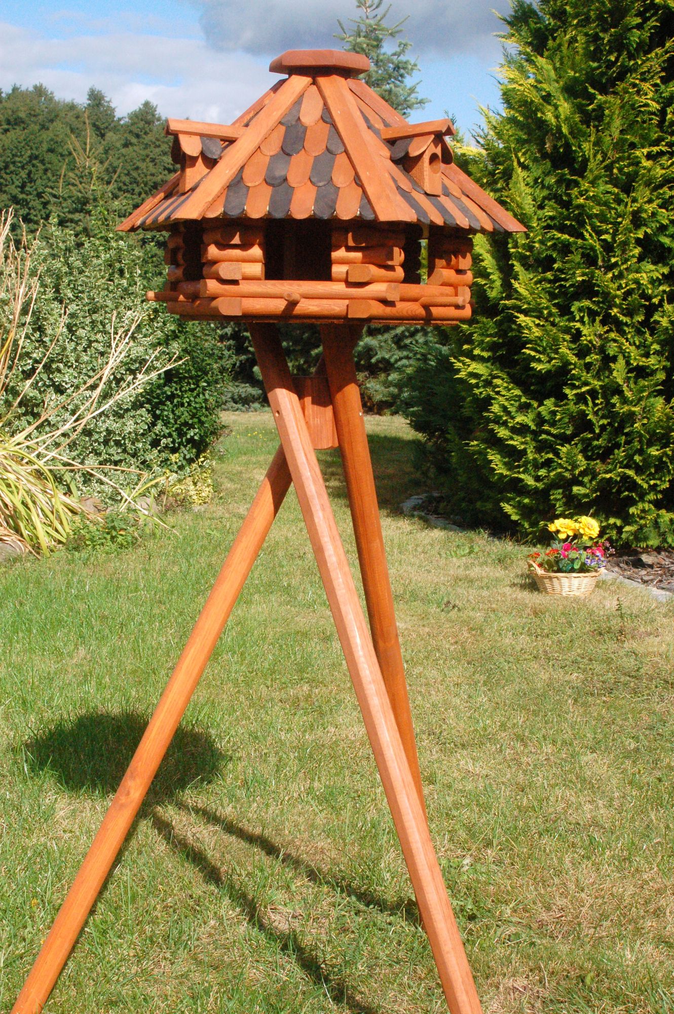 Futterhaus / Vogelhaus mit Holzschindeln und Gauben verschiedene Dachfarben mit Solarbeleuchtung und Vogelhausständer, V13