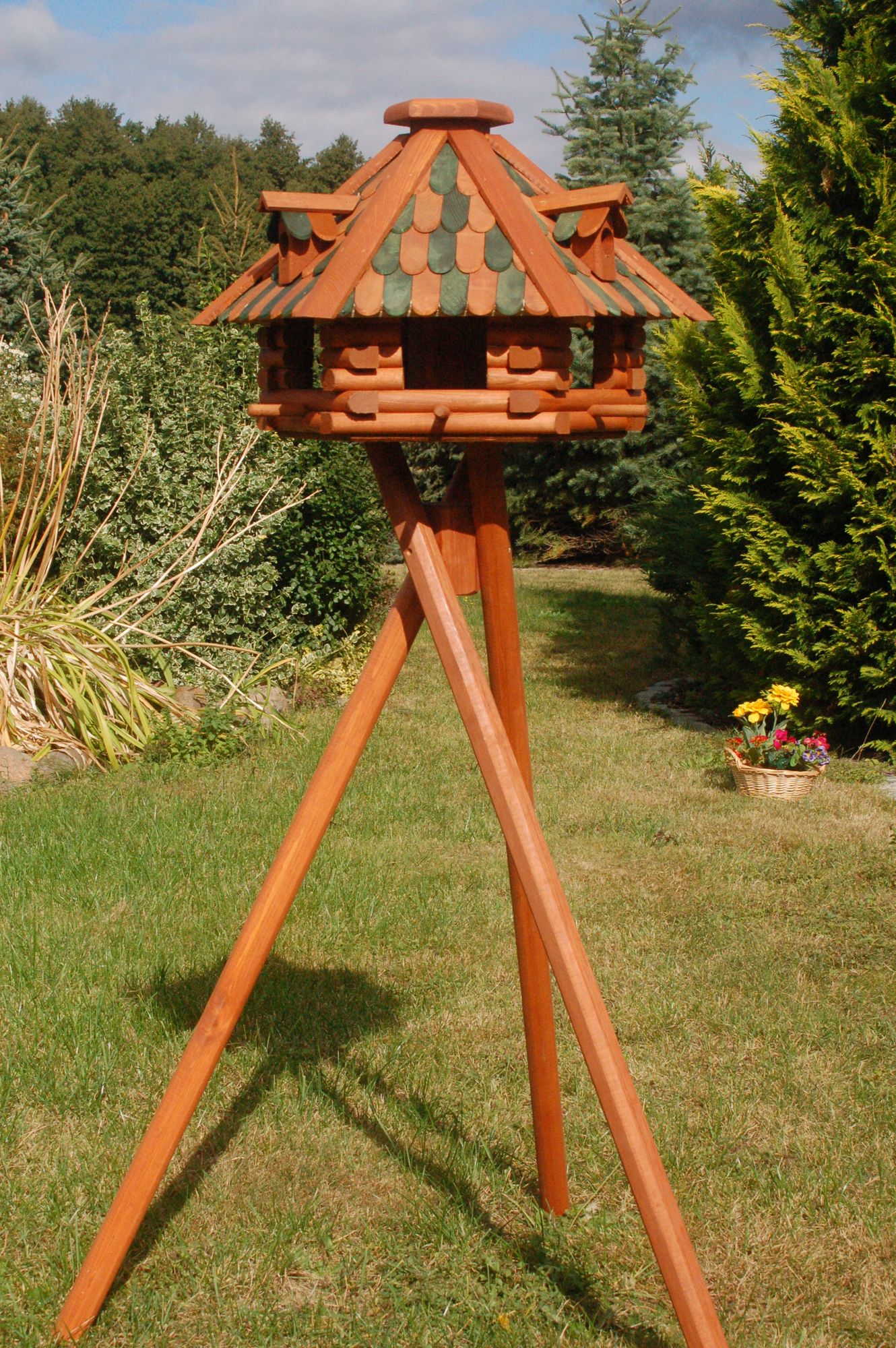 Futterhaus / Vogelhaus mit Holzschindeln und Gauben verschiedene Dachfarben mit Solarbeleuchtung und Vogelhausständer, V13 - Ansicht 2