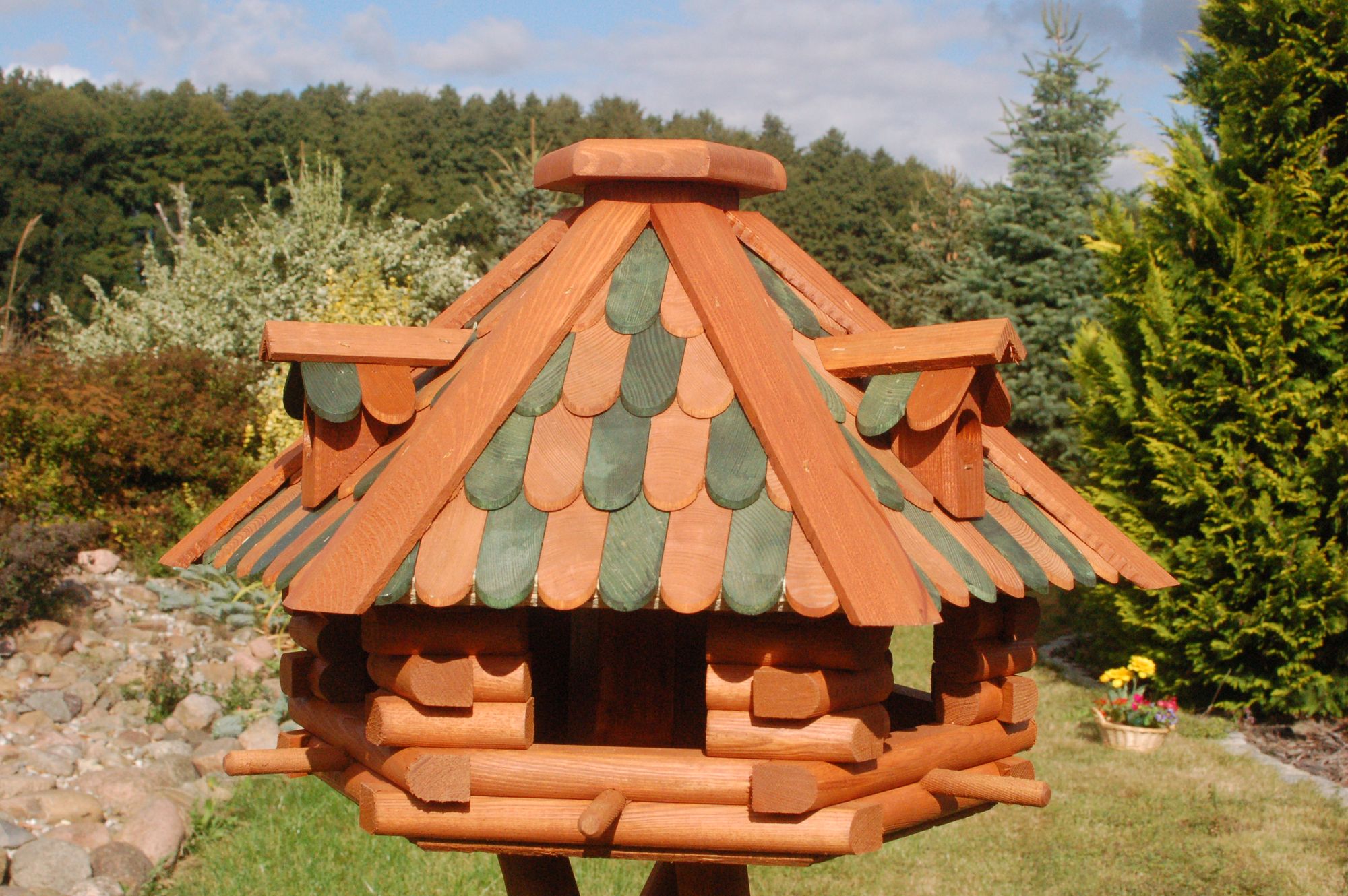 Futterhaus / Vogelhaus mit Holzschindeln und Gauben verschiedene Dachfarben und Solarbeleuchtung wählbar, V13 - Ansicht 3