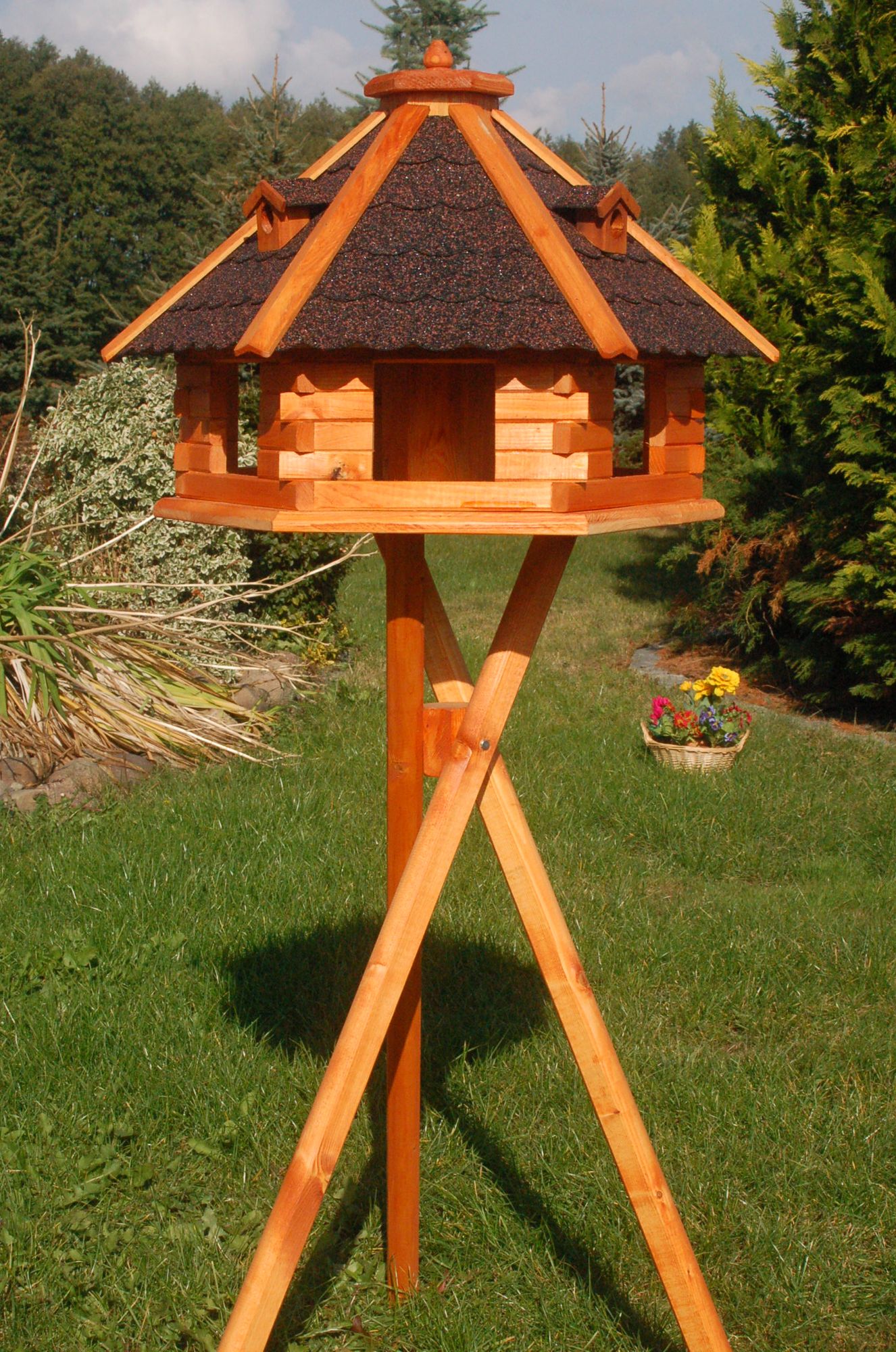 Riesiges XXL Vogelhaus, Futterhaus 67 x 45 cm imprägniert, Bitumschindeldach verschiedene Farben wählbar, mit oder ohne Vogelhausständer, V18 - Ansicht 2
