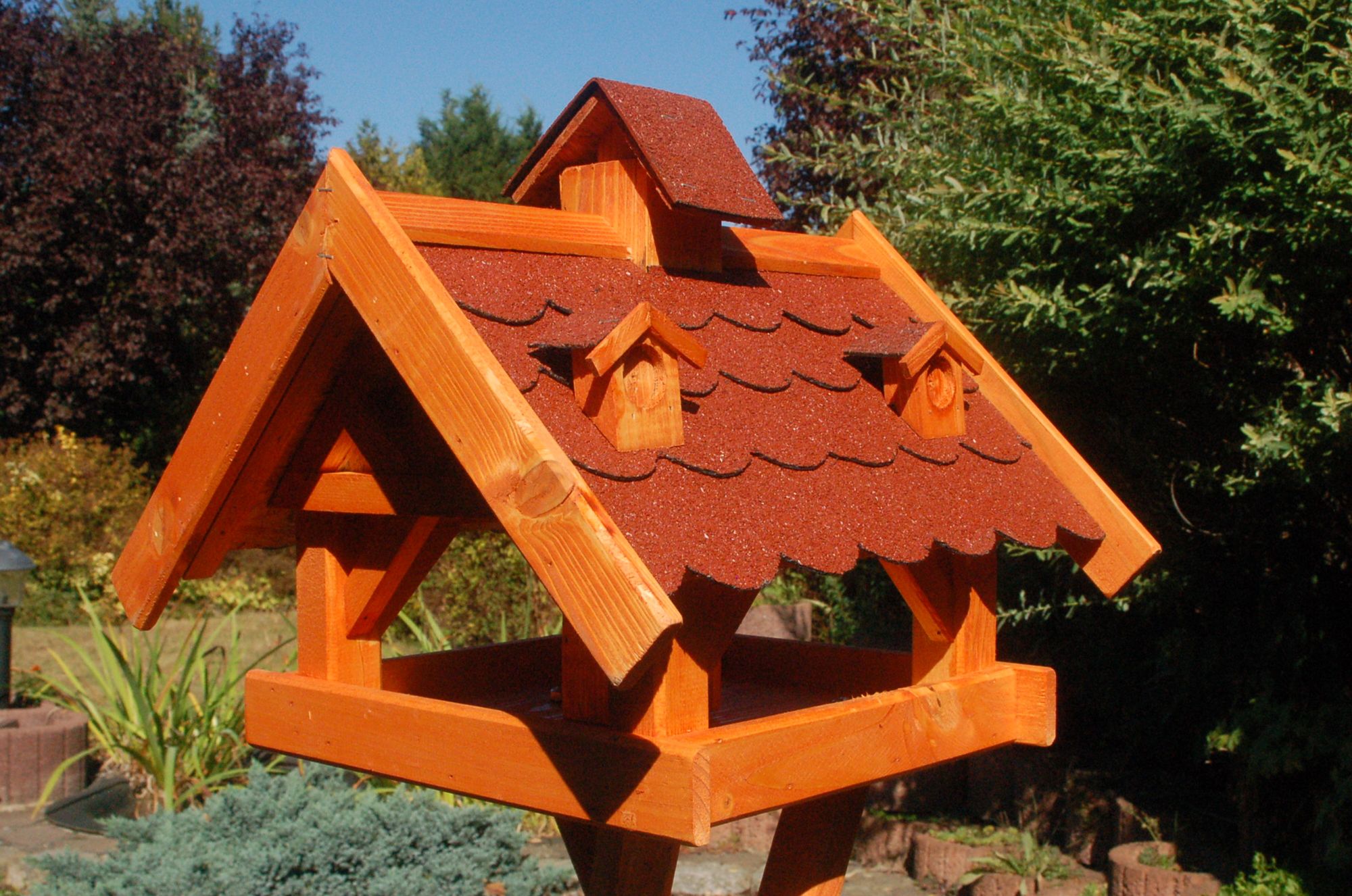 Futterhaus Vogelhaus mit Bitumenschindeln und Gauben versch. Dachfarben wählbar mit oder ohne Solarbeleuchtung V19 - Ansicht 3