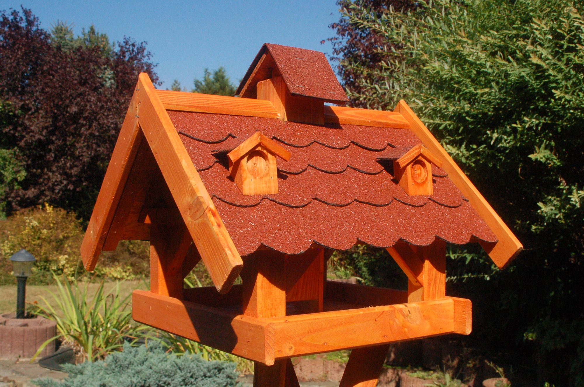 Futterhaus / Vogelhaus mit Bitumenschindeln und Gauben versch. Dachfarben V19 - Ansicht 4