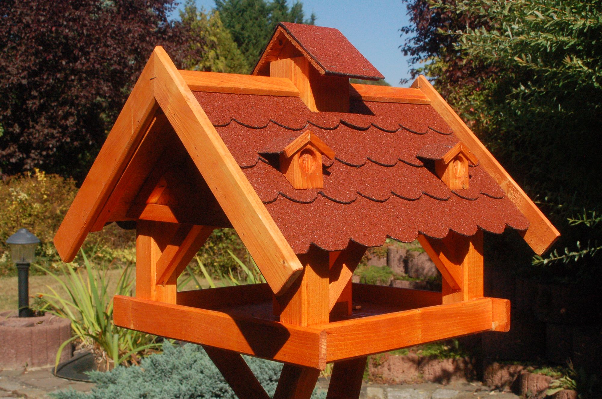 XXL Futterhaus Vogelhaus mit Bitumenschindeln und Gauben versch. Dachfarben wählbar mit oder ohne Solarbeleuchtung V19 - Ansicht 5