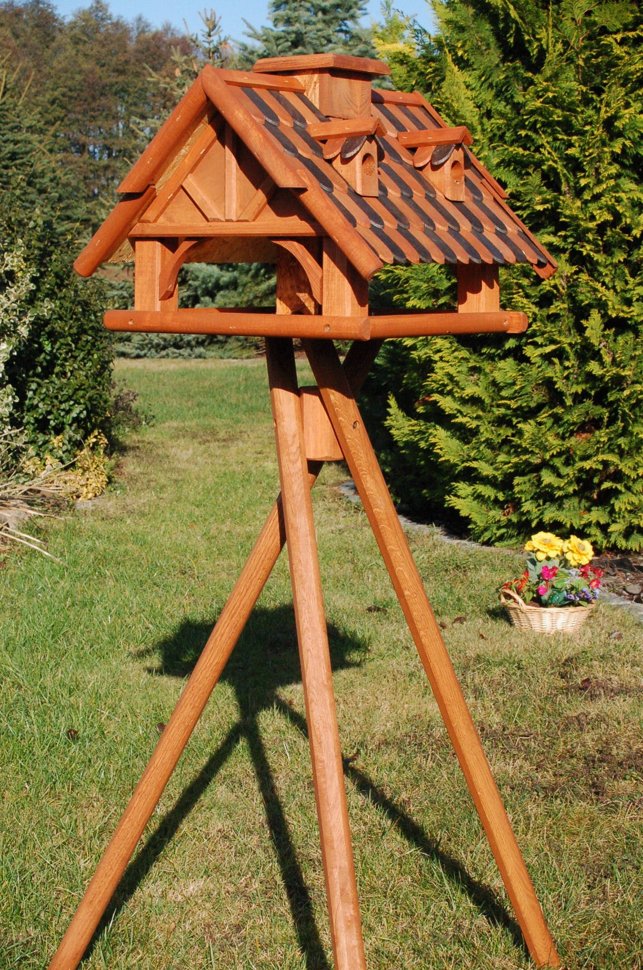 Vogelhaus Futterhaus Futterhäuschen Vogelvilla mit Holzschindeldach in versch. Farben und Solarbeleuchtung, wahlweise mit oder ohne Vogelhausständer V19 - Ansicht 2