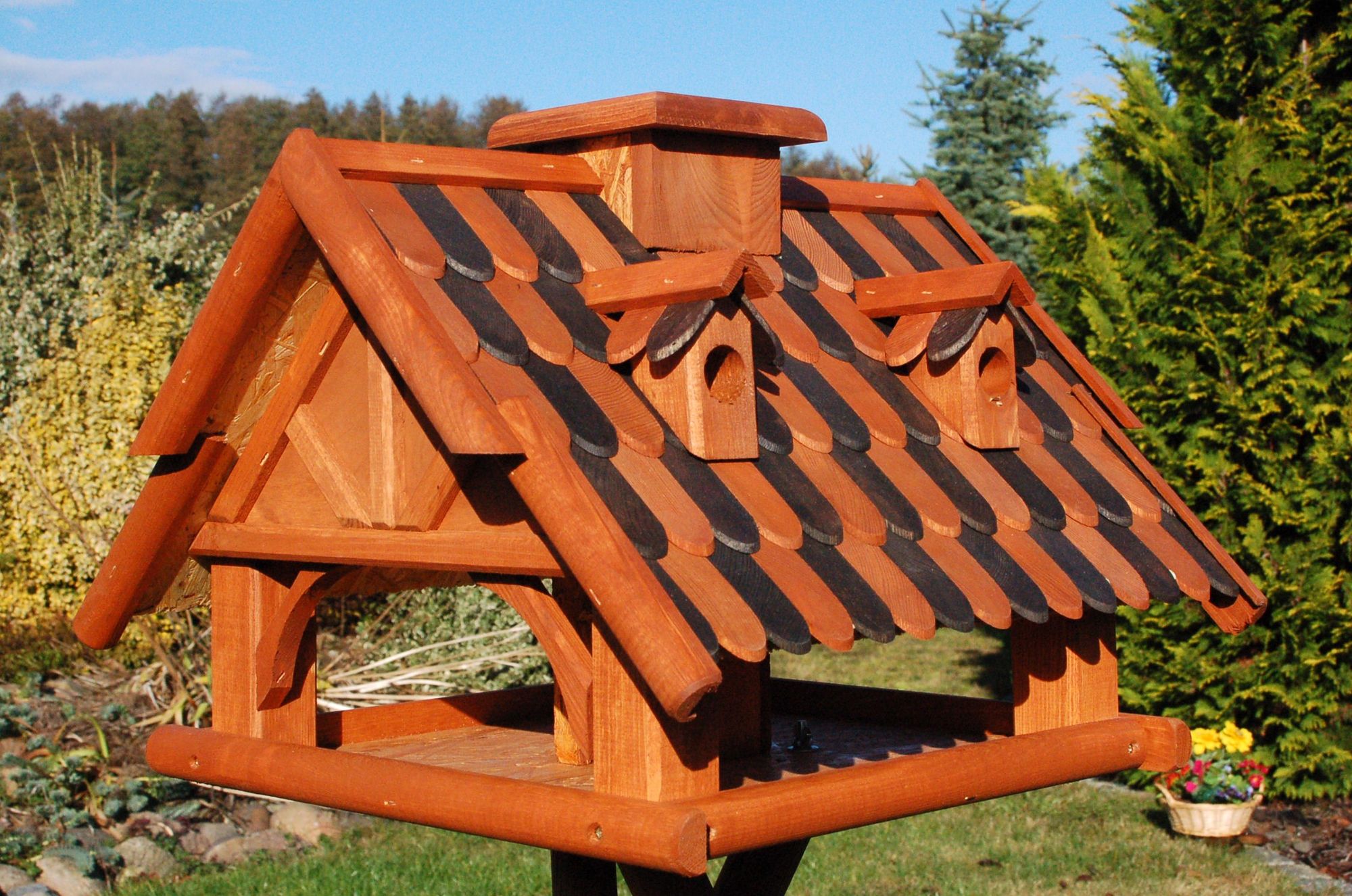 Vogelhaus Futterhaus Futterhäuschen Vogelvilla mit Holzschindeldach in versch. Farben und Solarbeleuchtung, wahlweise mit oder ohne Vogelhausständer V19
