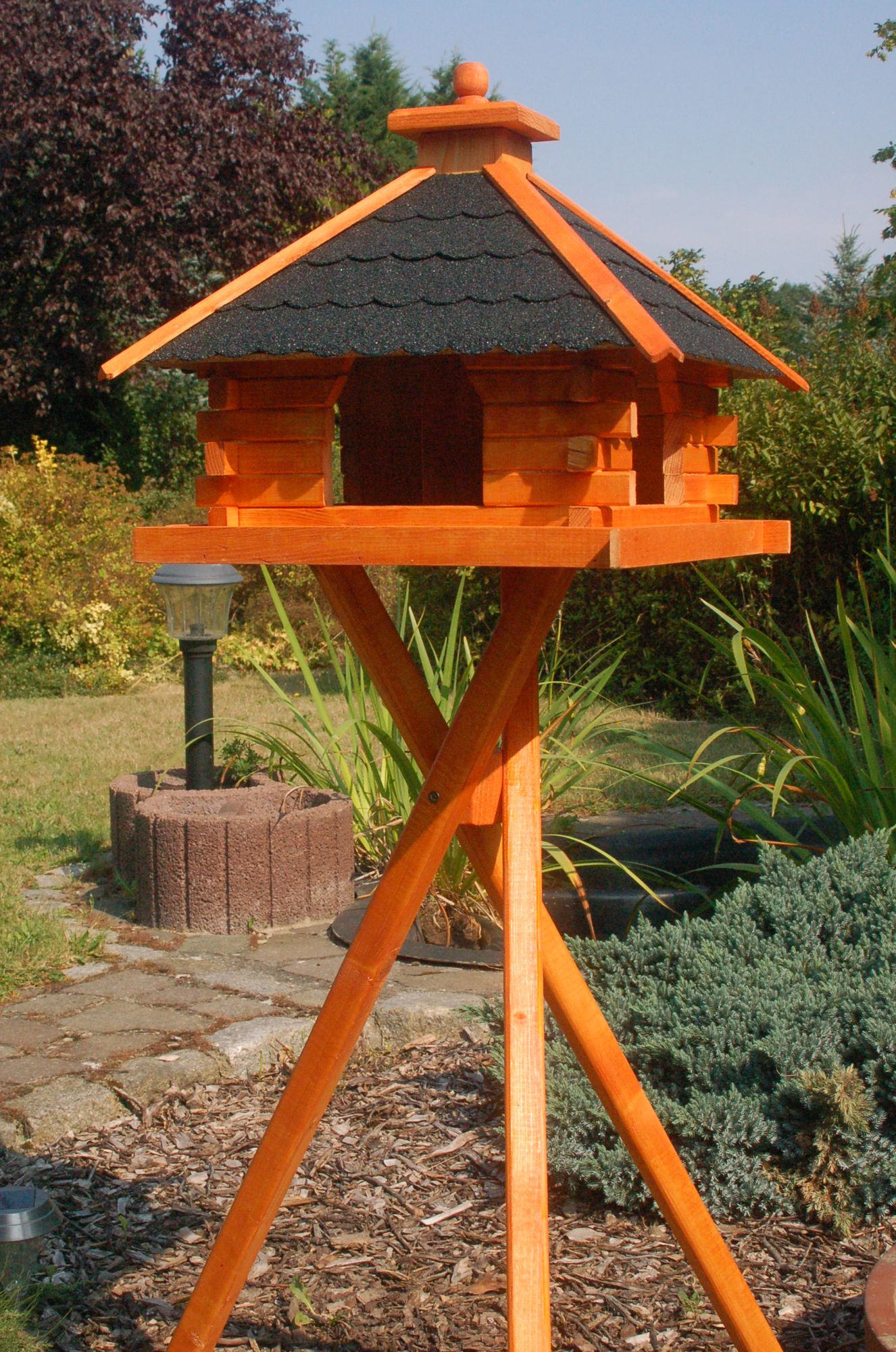 XXL Futterhaus Vogelhaus mit Bitumenschindeln versch. Dachfarben mit Vogelhausständer V20 - Ansicht 2