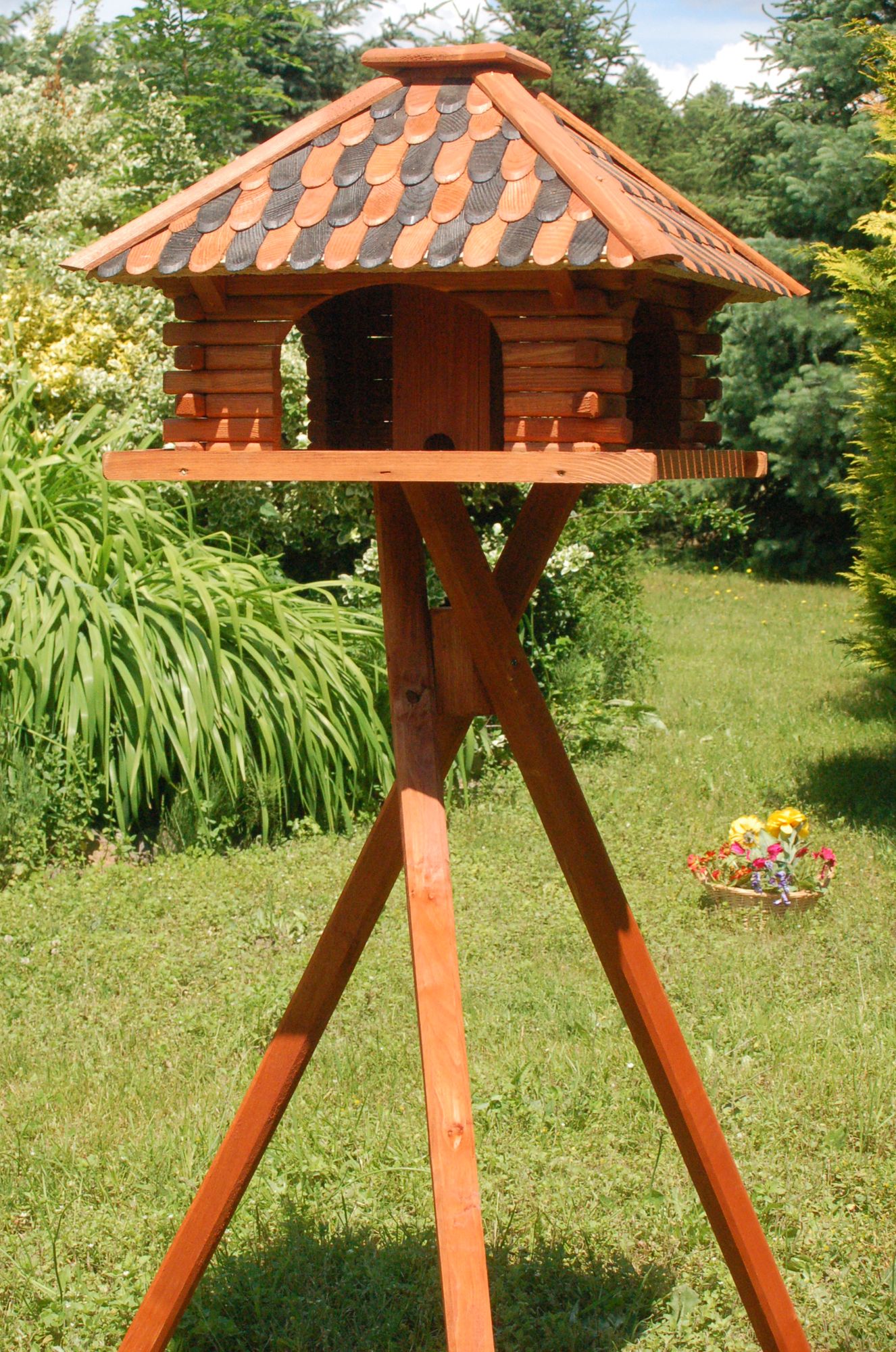 Vogelhaus Futterhaus Futterhäuschen Vogelvilla mit Holzschindeldach in versch. Farben und Solarbeleuchtung, wahlweise mit oder ohne Vogelhausständer V20 - Ansicht 2