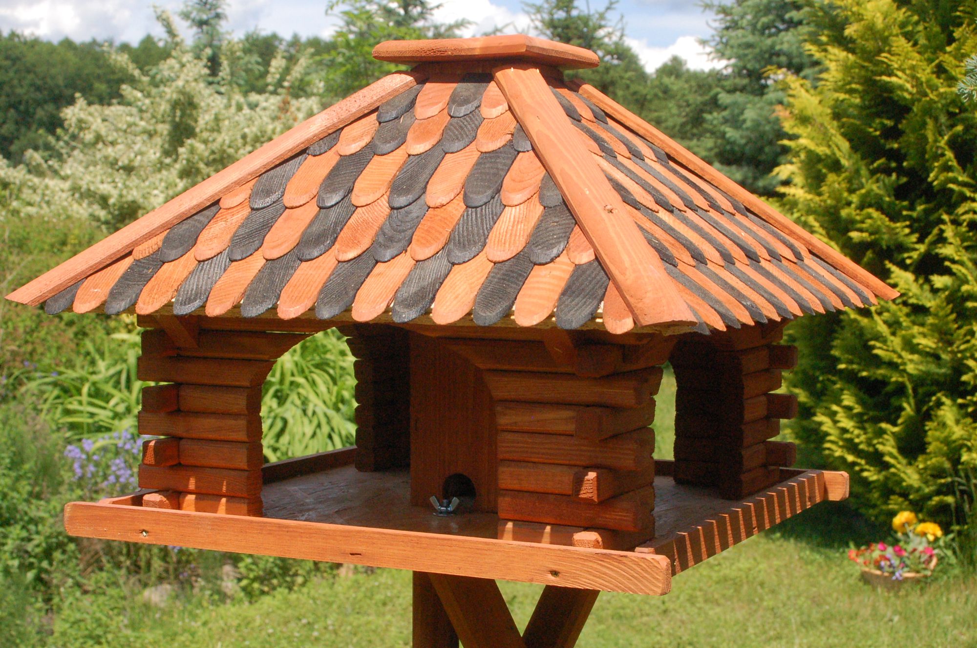 Futterhaus / Vogelhaus mit Holzschindeldach in versch. Farben wählbar, Solarbeleuchtung, wahlweise mit oder ohne Vogelhausständer