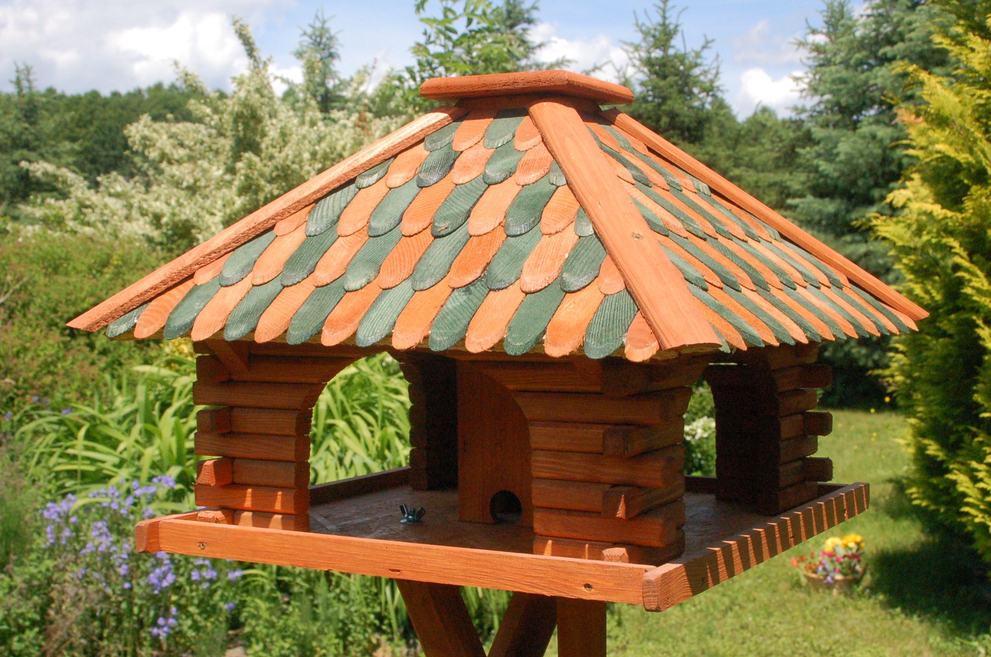 Vogelhaus Futterhaus Futterhäuschen Vogelvilla mit Holzschindeldach in versch. Farben und Solarbeleuchtung, wahlweise mit oder ohne Vogelhausständer V20 - Ansicht 3