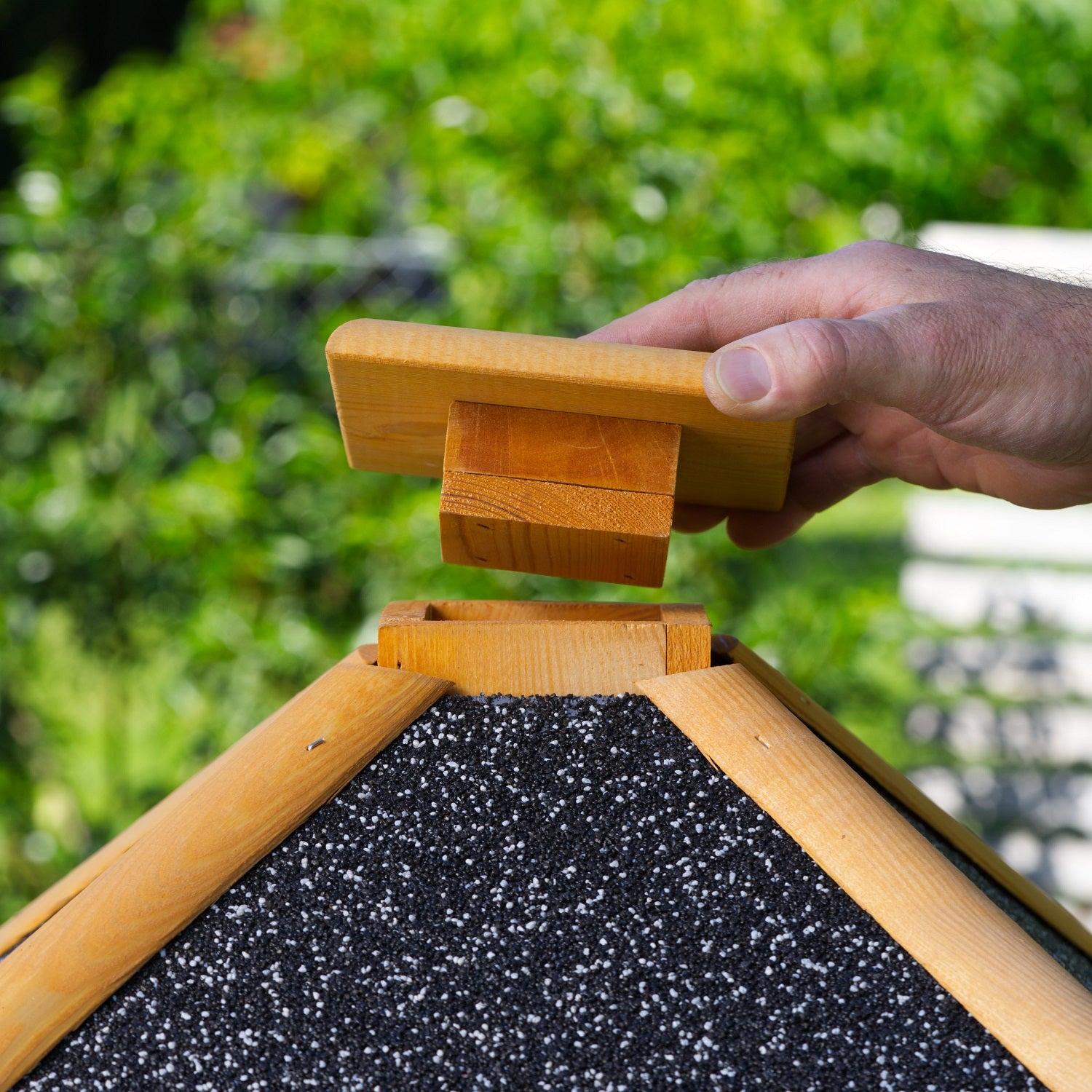 Futterhaus / Vogelhaus mit Strukturputzdach und Solarbeleuchtung, wahlweise mit oder ohne Vogelhausständer - Ansicht 4