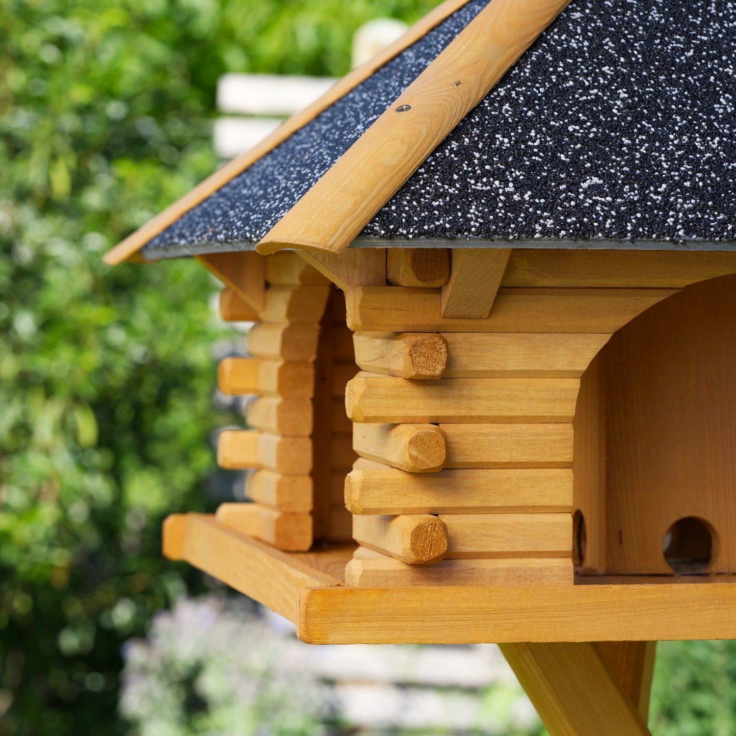 Futterhaus / Vogelhaus mit Strukturputzdach und Solarbeleuchtung, wahlweise mit oder ohne Vogelhausständer - Ansicht 3