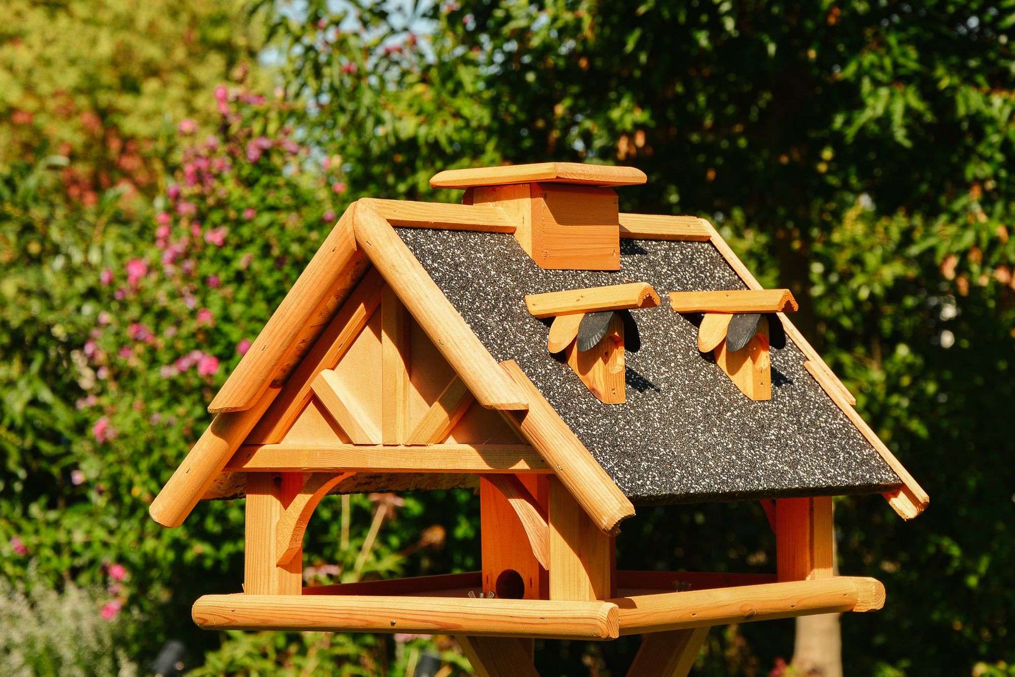 Vogelhaus in Weiß oder Braun - Holz mit Steinputz - 50 x 36 cm - Ansicht 2