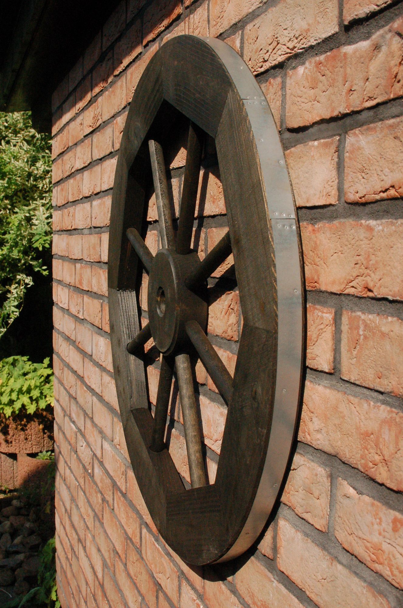 Dekoratives Wagenrad 70 cm rustikal aus Holz mit Metallbeschlag, Western, Saloon, Kutschenrad, Holzrad, Dekorad, schwarz - Ansicht 2