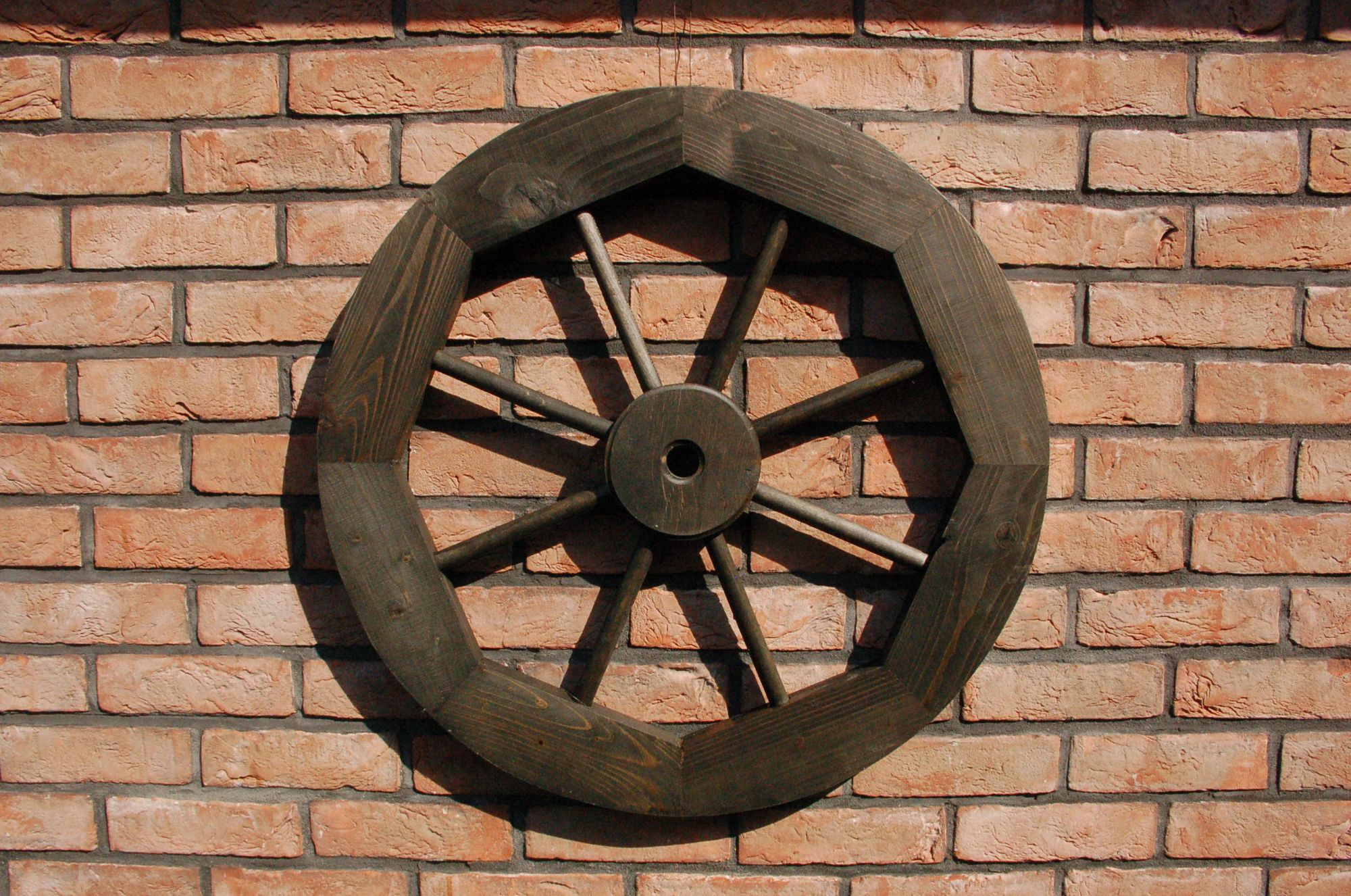 Dekoratives Wagenrad 70 cm rustikal aus Holz mit Metallbeschlag, Western, Saloon, Kutschenrad, Holzrad, Dekorad, schwarz