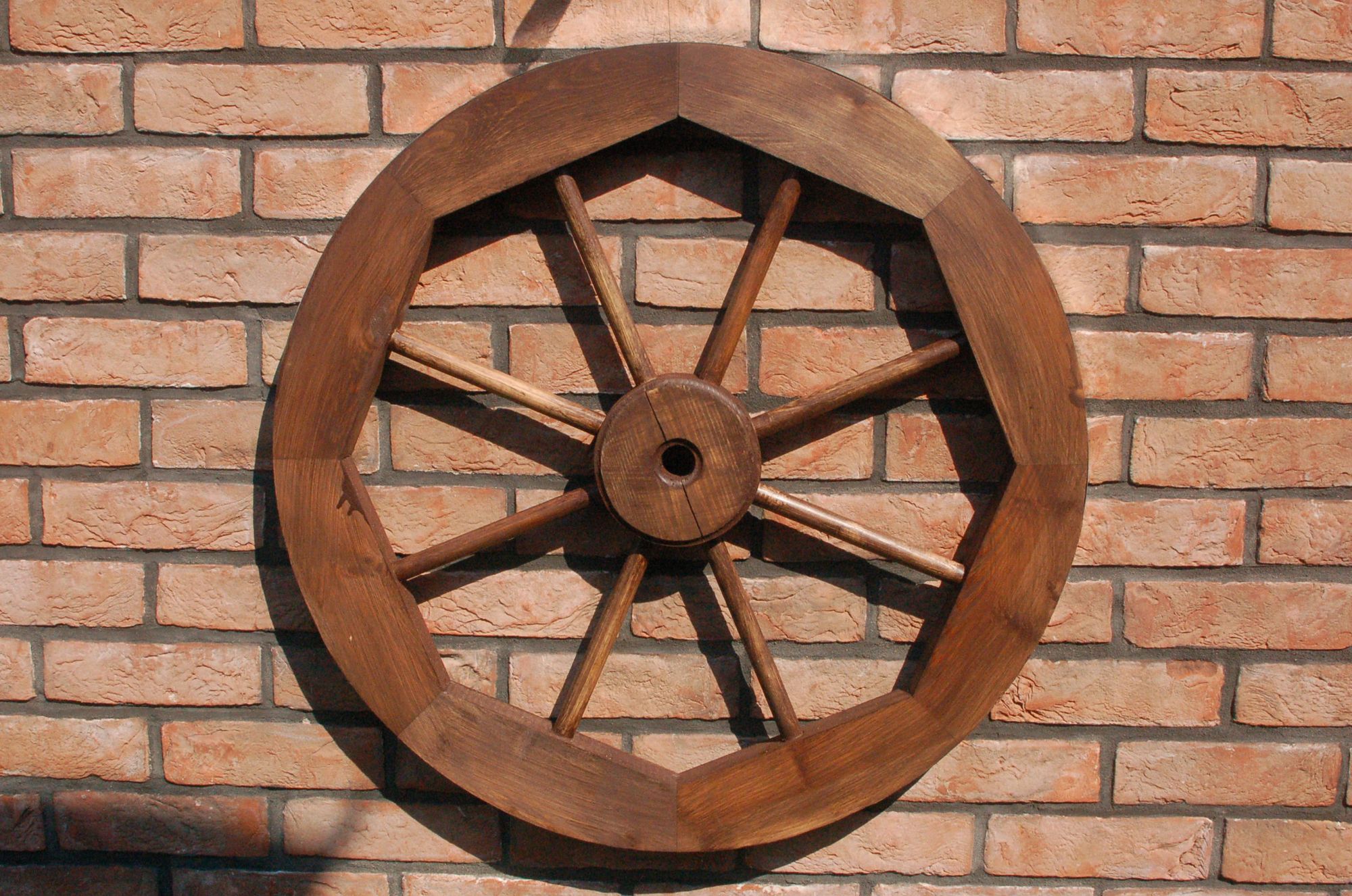 Dekoratives Wagenrad 50 cm rustikal aus Holz mit Metallbeschlag dunkelbraun