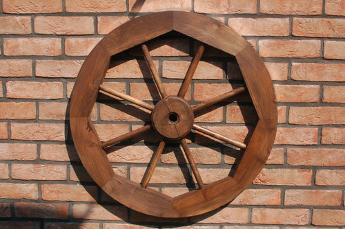 Dekoratives Wagenrad 50 cm rustikal aus Holz mit Metallbeschlag dunkelbraun