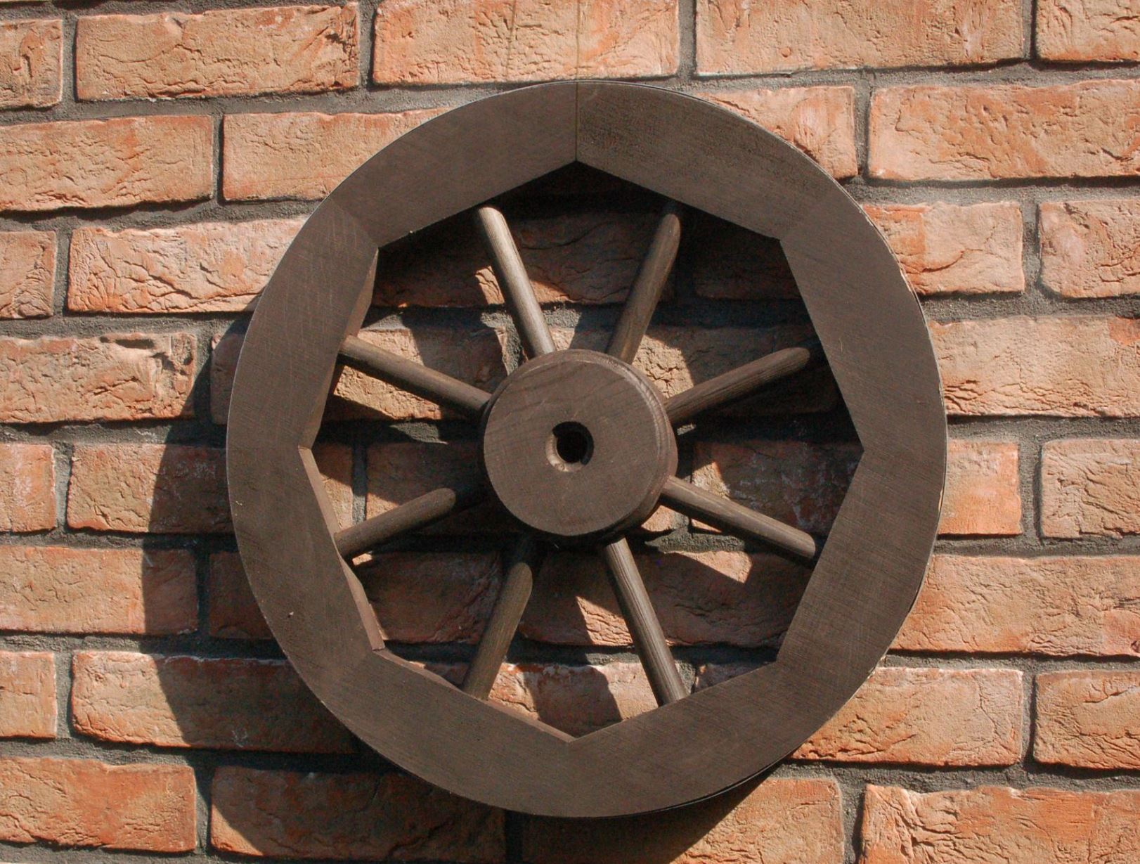 Dekoratives Wagenrad 50 cm rustikal aus Holz mit Metallbeschlag schwarz